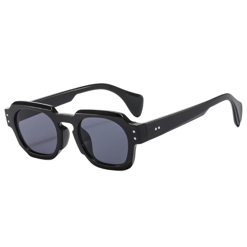 Trendy Square – Timeless Retro Look